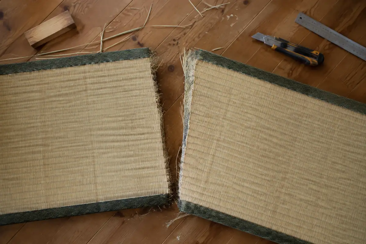 Natte de tatami coupée en deux sur un plancher, vue de dessus